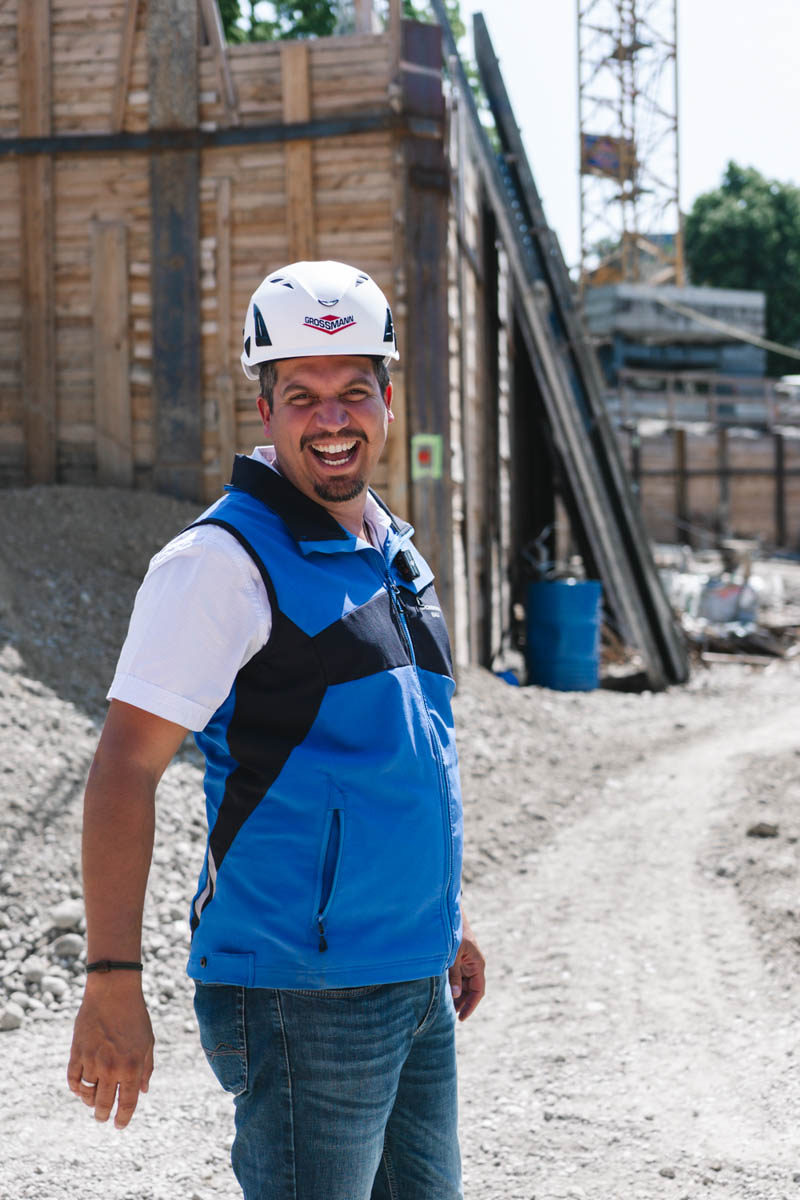 Mitarbeiter von Grossmann steht auf einer sonnigen Baustelle